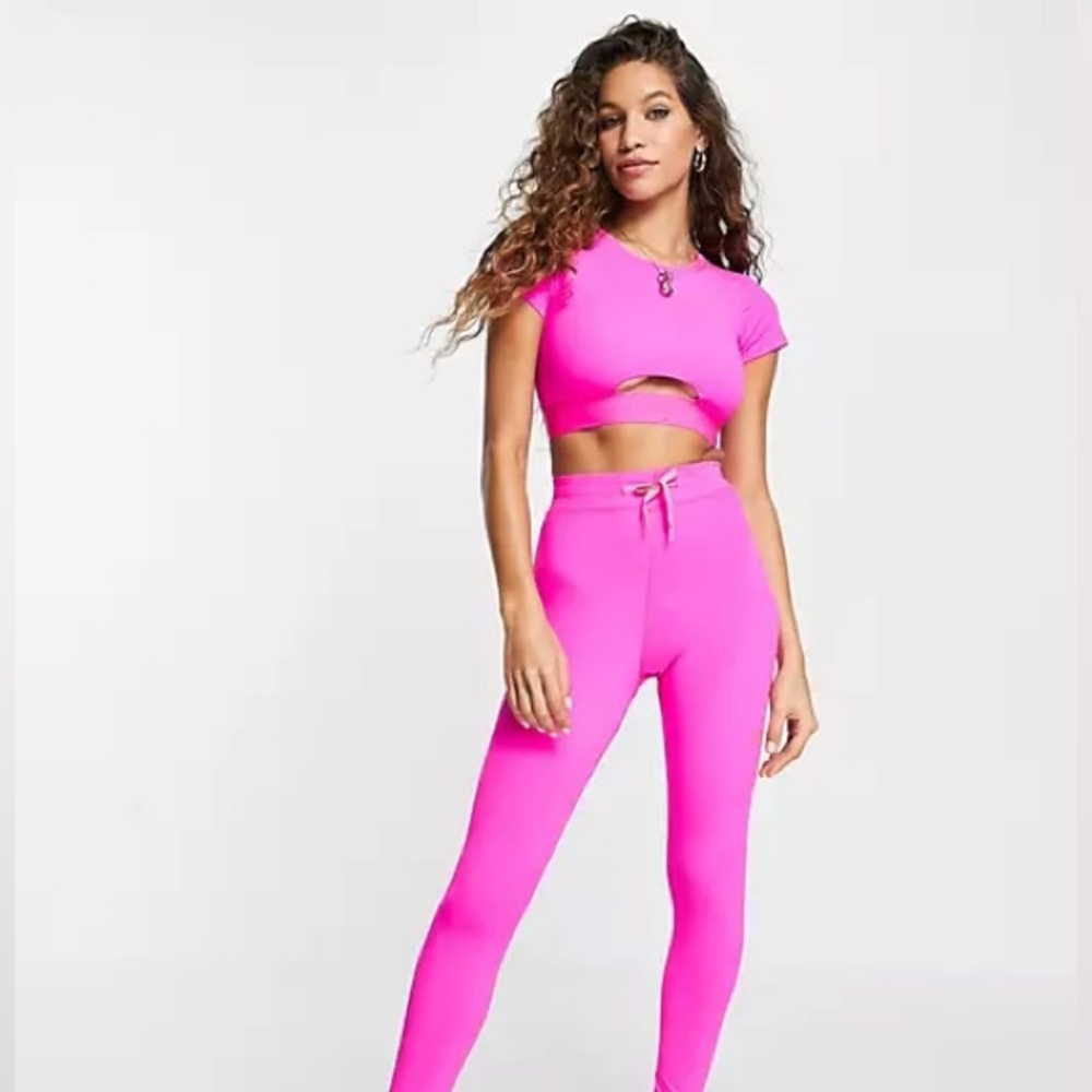 HIIT crop top cut out front neon pink